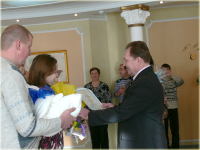 Председатель совета женщин г. Алатырь поздравила молодую семью с рождением первенца